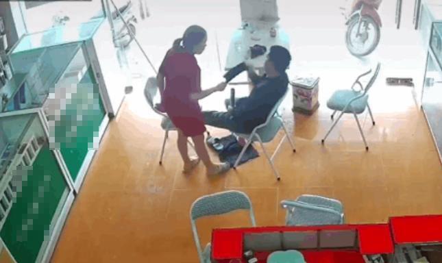 Clip: Vợ cầm dao phay múa lia lịa vào mặt chồng mặc kệ con nhỏ sợ chết khiếp-1