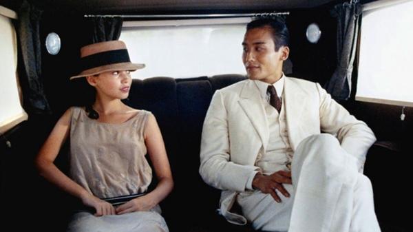 "L’amant" là bộ phim kinh điển chuyển thể từ cuốn tiểu thuyết cùng tên và được quay tại Việt Nam vào năm 1986. Phim kể về chuyện tình giữa một thiếu nữ người Pháp và một người đàn ông Hoa giàu có với bối cảnh chính ở Sa Đéc. Theo nhà báo Thiên Nam, người từng theo đoàn phim với tư cách là người của Liên hiệp Điện ảnh băng từ TP HCM, hai diễn viên tự thực hiện cảnh sex mà không cần người đóng thế. Khi ra mắt, 80% cảnh làm tình bị cắt bỏ.