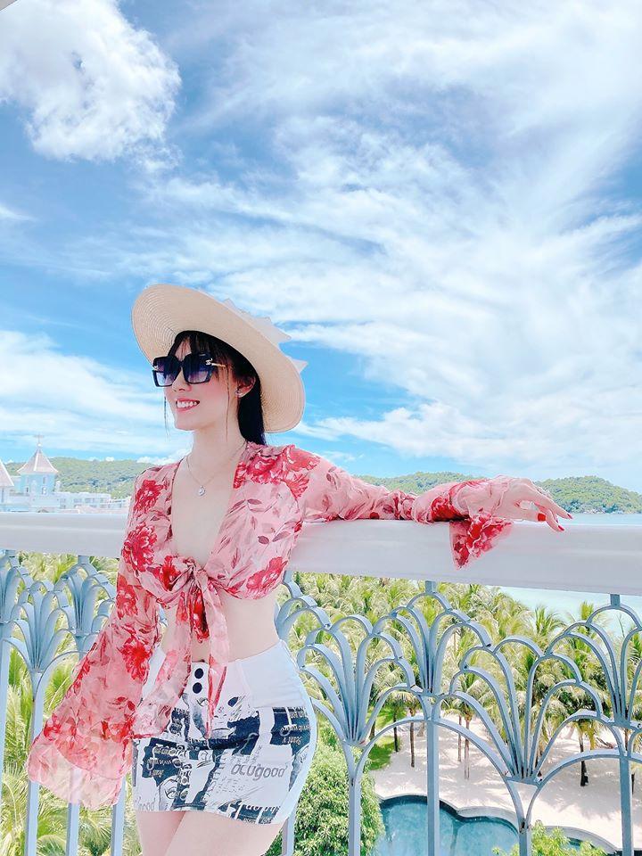 Nữ giảng viên Hà Nội chiếm sóng với bộ ảnh bikini nóng rẫy ở Phú Quốc-4