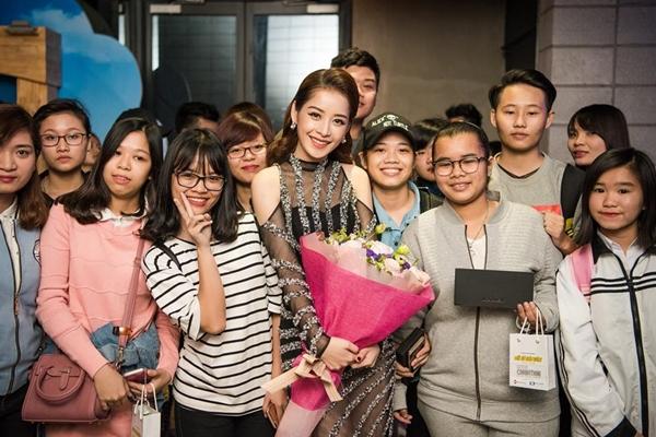 Ngoài kia bao la sóng gió, trong này Chi Pu khoe chân dài liên tục tung sản phẩm-5