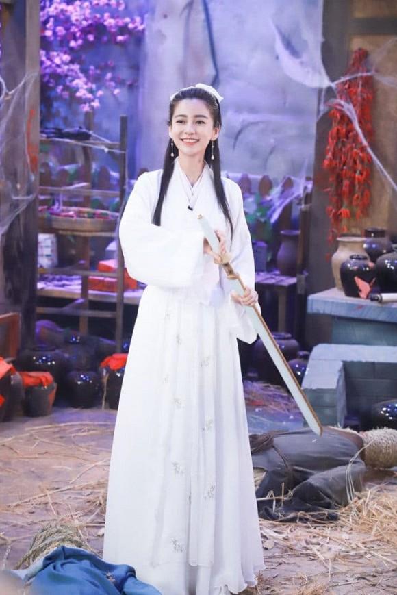 Angelababy hóa thân thành Tiểu Long Nữ: Đẹp thì có đẹp nhưng sao đôi mắt lại trợn trừng khó hiểu-1