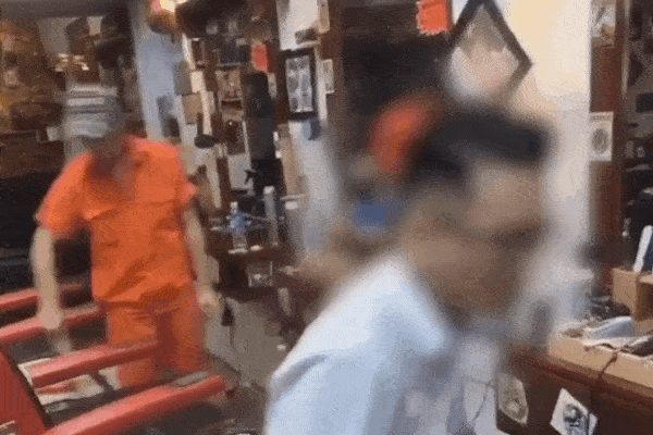 Làm trọn bộ combo cắt tóc, lột mụn, lấy ráy tai, thanh niên hồn nhiên ăn quỵt