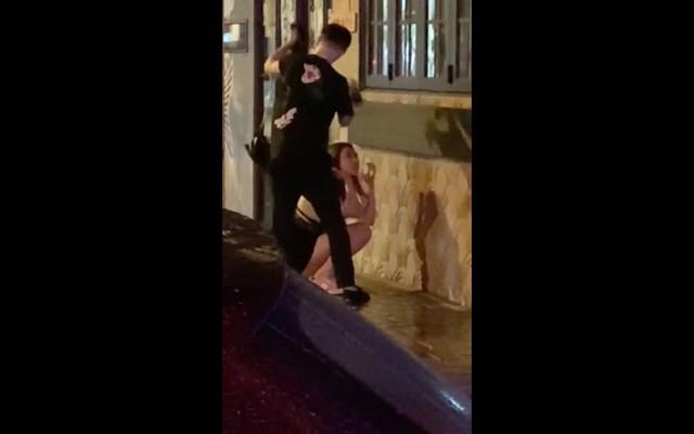 Giận người yêu, cô gái làm liều cởi phăng nội y giữa phố, lộ nguyên vòng 1-1