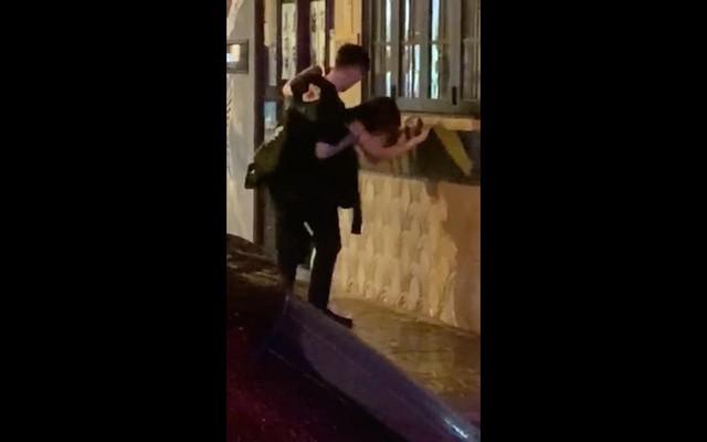 Giận người yêu, cô gái làm liều cởi phăng nội y giữa phố, lộ nguyên vòng 1-5