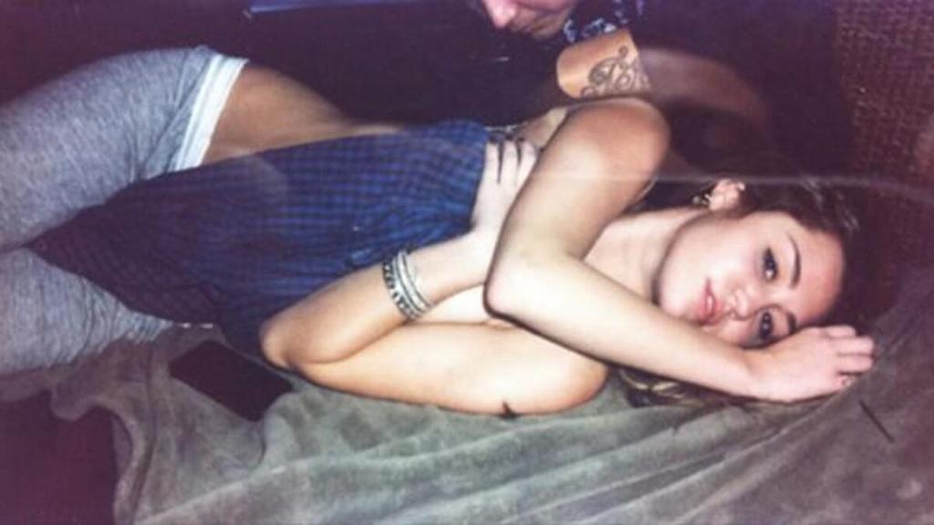 Năm 2008, Miley Cyrus bị tung ảnh tự chụp trong tư thế nhạy cảm lên mạng. Hacker Josh Holly cho biết anh ta lấy được số hình này trong một email của nữ ca sĩ. Vài năm sau đó, Cyrus tiếp tục bị lộ ảnh không mặc áo trong lúc xăm mình và loạt ảnh khỏa thân chụp cùng bạn gái Stella Maxwell.