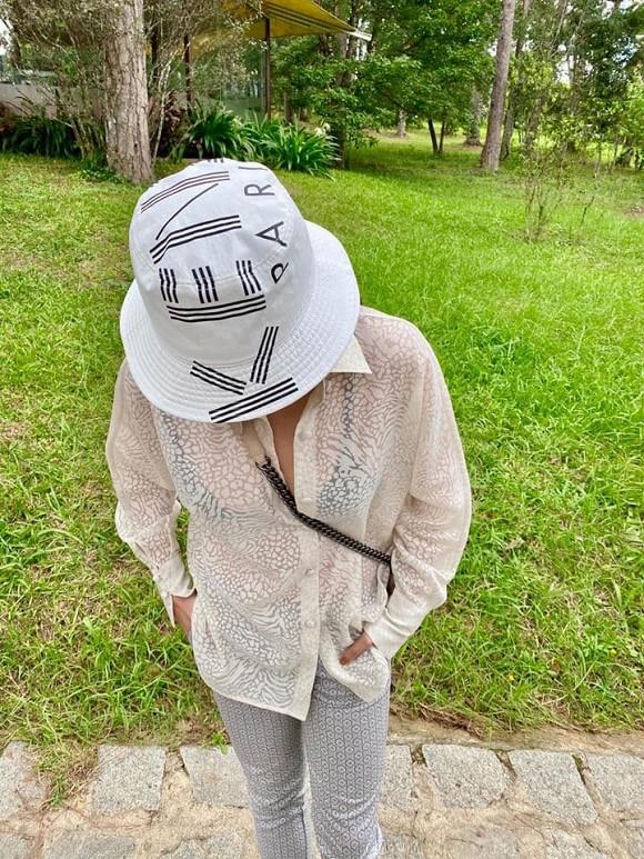 Trang phục gây nhức mắt của Hoa hậu Kỳ Duyên: Hết xuyên thấu lộ nội y đến hình in nhạy cảm-2