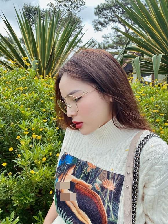 Trang phục gây nhức mắt của Hoa hậu Kỳ Duyên: Hết xuyên thấu lộ nội y đến hình in nhạy cảm-4