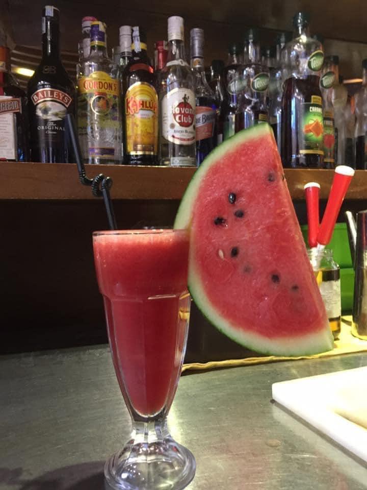 Pha chế chơi khăm thực khách bằng những kiểu trang trí nước ép còn nguyên...quả-3