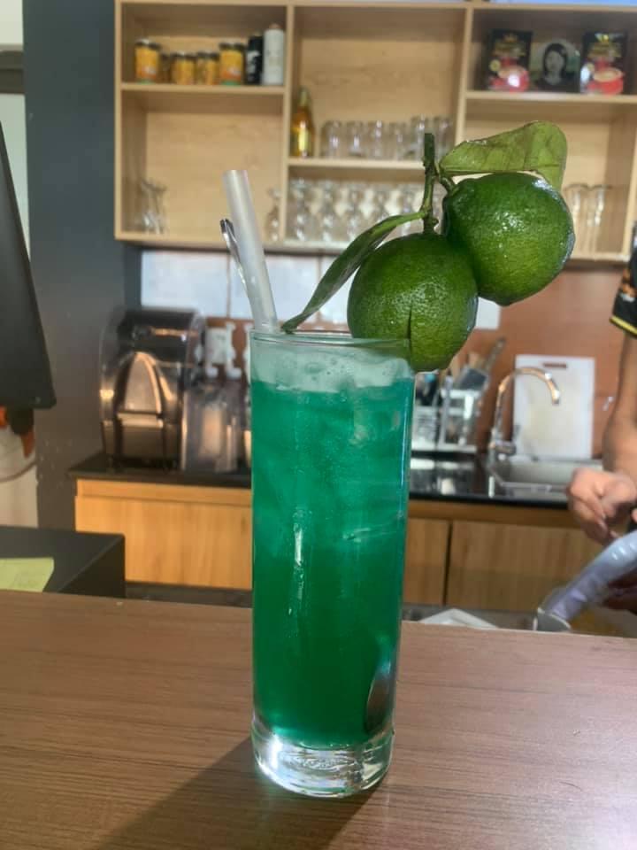 Pha chế chơi khăm thực khách bằng những kiểu trang trí nước ép còn nguyên...quả-9