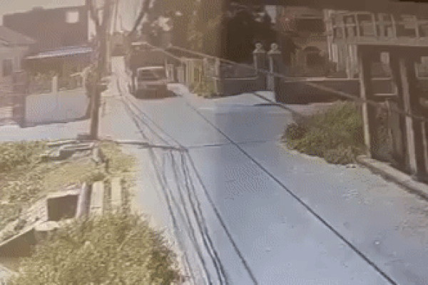 Clip: Phóng vút từ trong ngõ ra, thanh niên bị xe tải cán tử vong tại chỗ