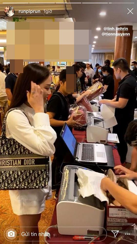 Vừa tái hợp, Linh Rin khoe Phillip Nguyễn tặng đồ hiệu, dạo phố trên xe mui trần-2