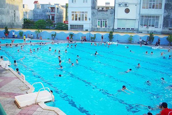 Rùng mình khoảnh khắc bé gái chới với cầu cứu giữa hồ bơi-1