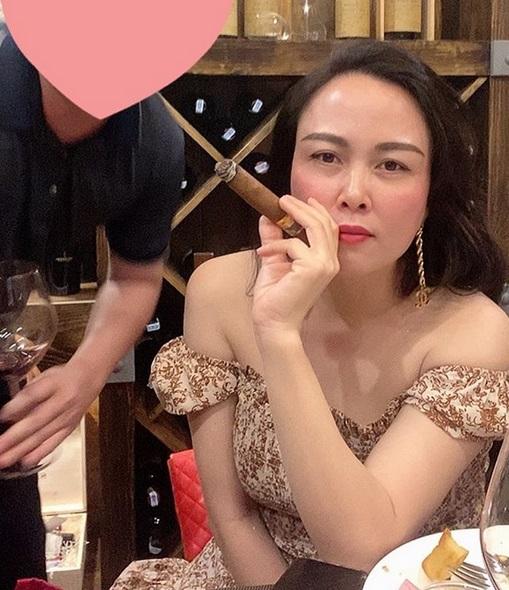 Phượng Chanel có một kiểu trang điểm vừa quê, vừa sến mà mãi không chán-1