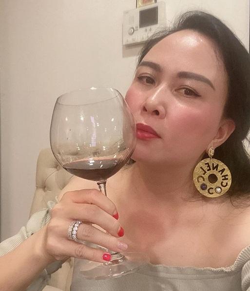 Phượng Chanel có một kiểu trang điểm vừa quê, vừa sến mà mãi không chán-8