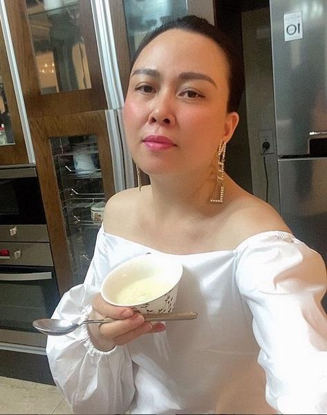 Phượng Chanel có một kiểu trang điểm vừa quê, vừa sến mà mãi không chán-2