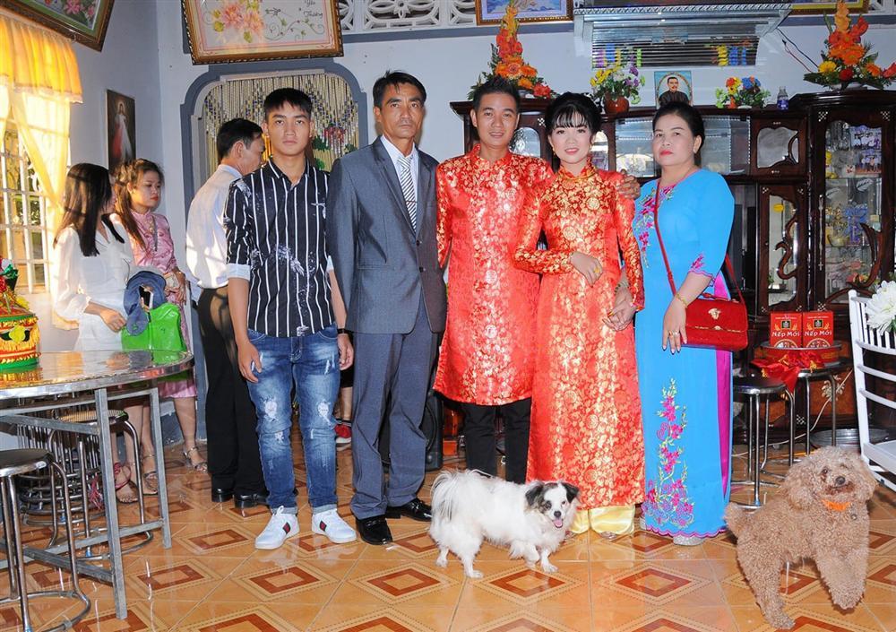 Chủ đi lấy chồng, chú chó lẽo đẽo chạy theo nhưng phản ứng của cô dâu mới chú ý-3