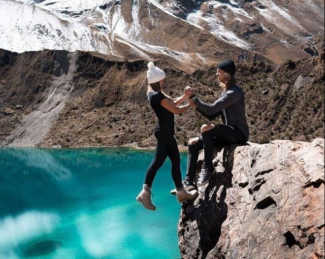 Blogger bị chỉ trích vì đu mỏm đá, vươn người khi tàu chạy để chụp ảnh-2