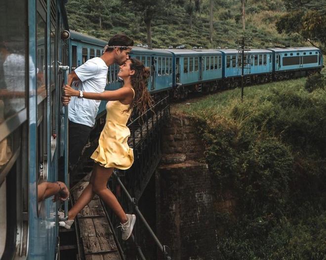 Blogger bị chỉ trích vì đu mỏm đá, vươn người khi tàu chạy để chụp ảnh-5