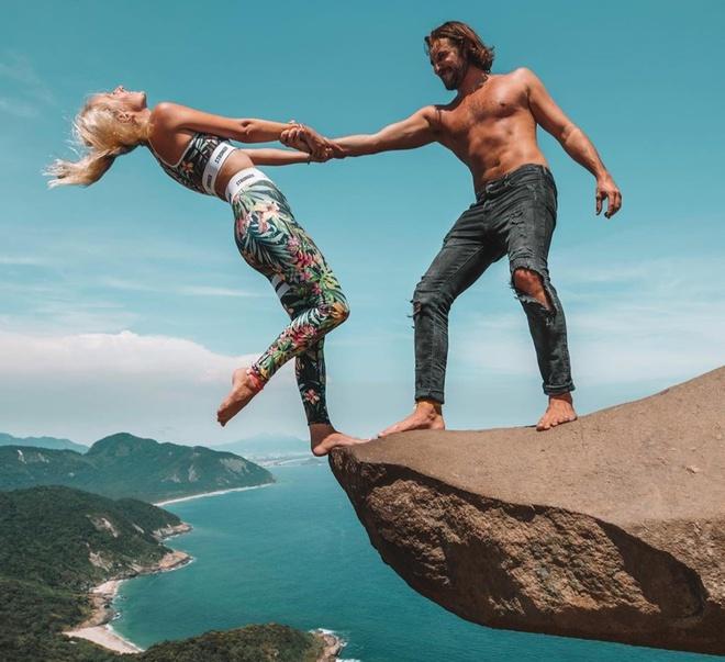 Blogger bị chỉ trích vì đu mỏm đá, vươn người khi tàu chạy để chụp ảnh-7