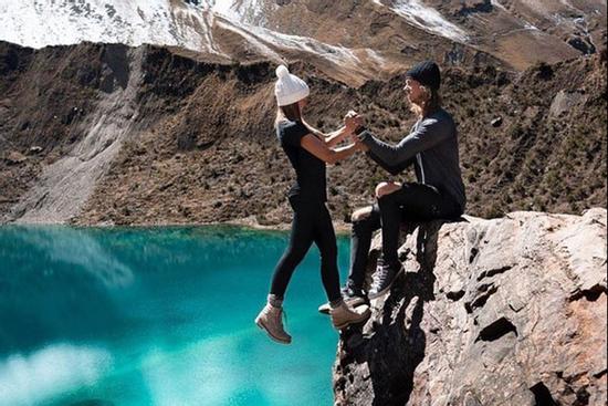 Blogger bị chỉ trích vì đu mỏm đá, vươn người khi tàu chạy để chụp ảnh