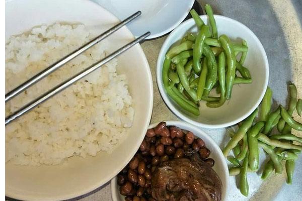 Chồng bê mâm cơm cữ để nguyên nồi thịt cùng lời dằn mặt vợ khiến cô tức nước vỡ bờ-3