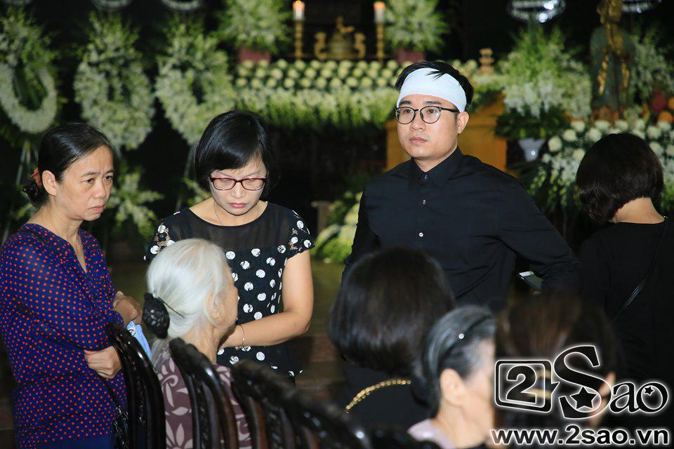 Người thân khóc ngất trong thời khắc tiễn biệt MC Diệu Linh về đất mẹ-2