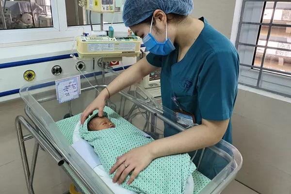 Bé sơ sinh bị bỏ rơi ở hố gas đã tử vong sau 3 tuần chiến đấu với nhiễm trùng máu-1