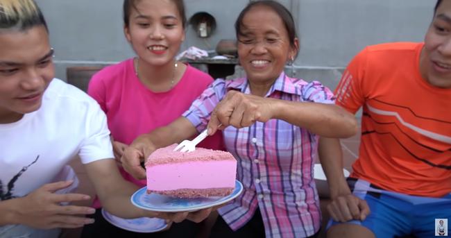 Mải mê làm bánh, bà Tân Vlog để chó liếm đĩa rồi mang ra đựng thức ăn mời các cháu-3