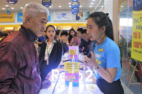 Thế Giới Di Động chiều khách kiểu mới: bán hàng kiêm tư vấn trả góp-1