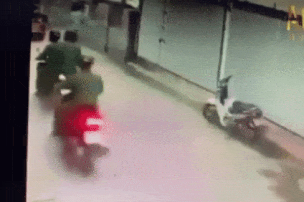 Clip: Cha dượng bóp cổ con riêng của vợ, nắm tóc đập đầu bé vào tường ở TP.HCM-3