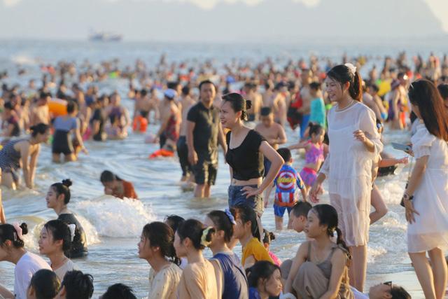 Flycam hàng chục nghìn người đổ xô về Bãi Cháy tắm biển đông nghịt do nắng nóng kéo dài-2