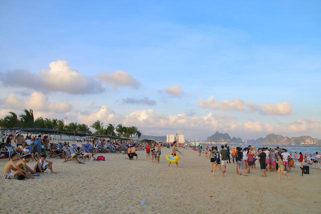 Flycam hàng chục nghìn người đổ xô về Bãi Cháy tắm biển đông nghịt do nắng nóng kéo dài-6