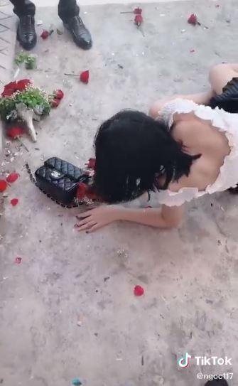 Nóng lòng thoát ế, cô gái lao lên bắt hoa cưới ngã sấp mặt, cả người lẫn hoa đều tan nát-3