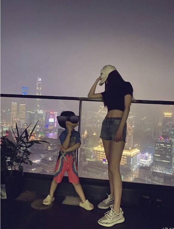 Ảnh chụp luôn lung linh vậy mặt mộc và vóc dáng của Angelababy ở ngoài đời như thế nào?-3