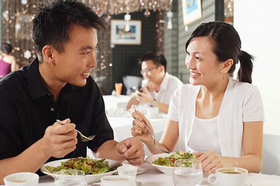 Mở cặp lồng cơm vợ đưa mỗi sáng trong suốt 6 năm qua, chồng giật mình khi thấy thứ trong đó