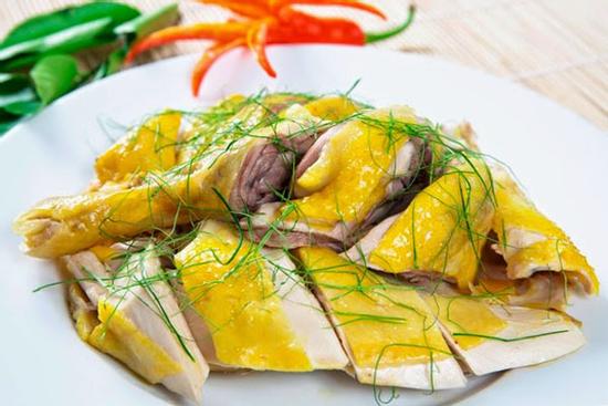 Mẹ Việt ở Thụy Điển bật mí 4 bí quyết luộc và chặt gà nguyên con không bị nát