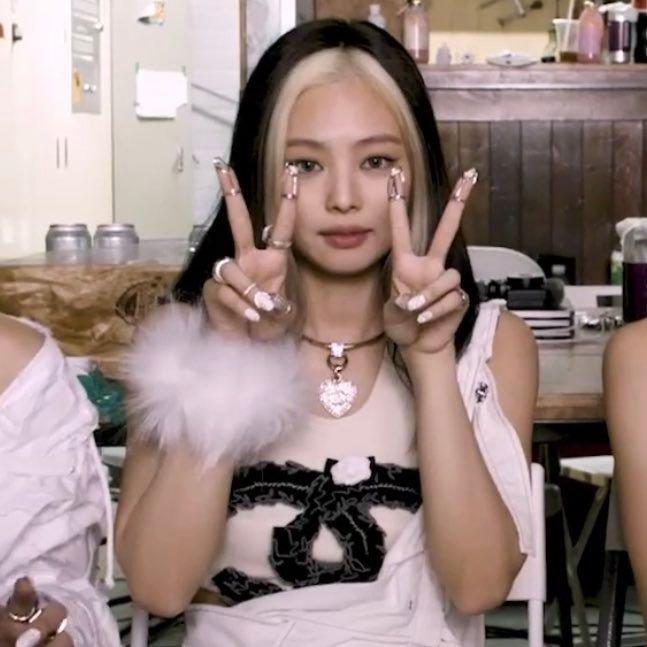 Jennie khoe bộ móng hơn 30 triệu, bảo sao fan BLACKPINK luôn than quá thiên vị!-8