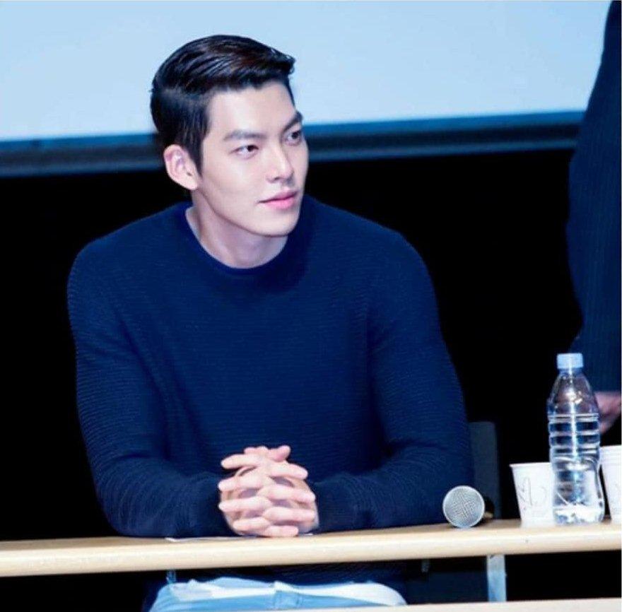 Sau này khi chuyển sang nghề diễn viên, Kim Woo Bin nỗ lực tăng cân, duy trì hình thể đẹp. Anh nổi tiếng với những vai diễn nam tính, quyến rũ. Hiện tại do điều trị ung thư, thân hình mỹ nam 