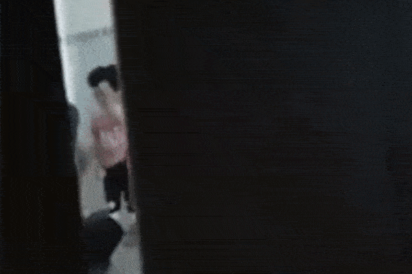 Clip: Cha dượng bóp cổ con riêng của vợ, nắm tóc đập đầu bé vào tường ở TP.HCM