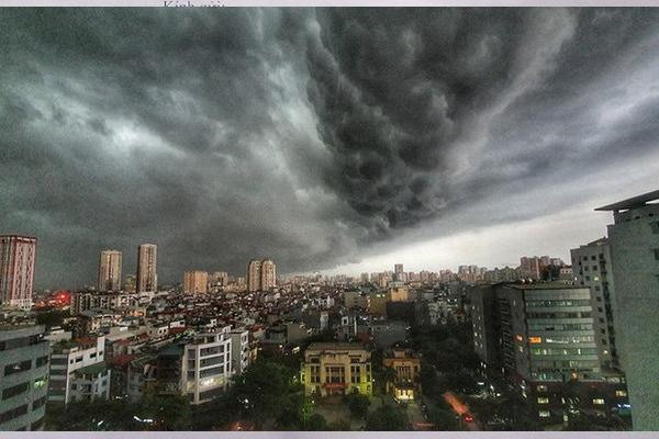 Sau 2 ngày hưởng chút gió mát, miền Bắc lại nắng chói chang hoa mắt người đi đường-2