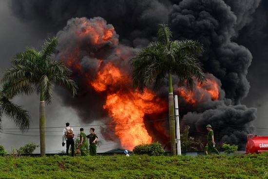 Clip: Đang cháy lớn tại xưởng hóa chất ở Long Biên, khói đen bốc lên nghi ngút