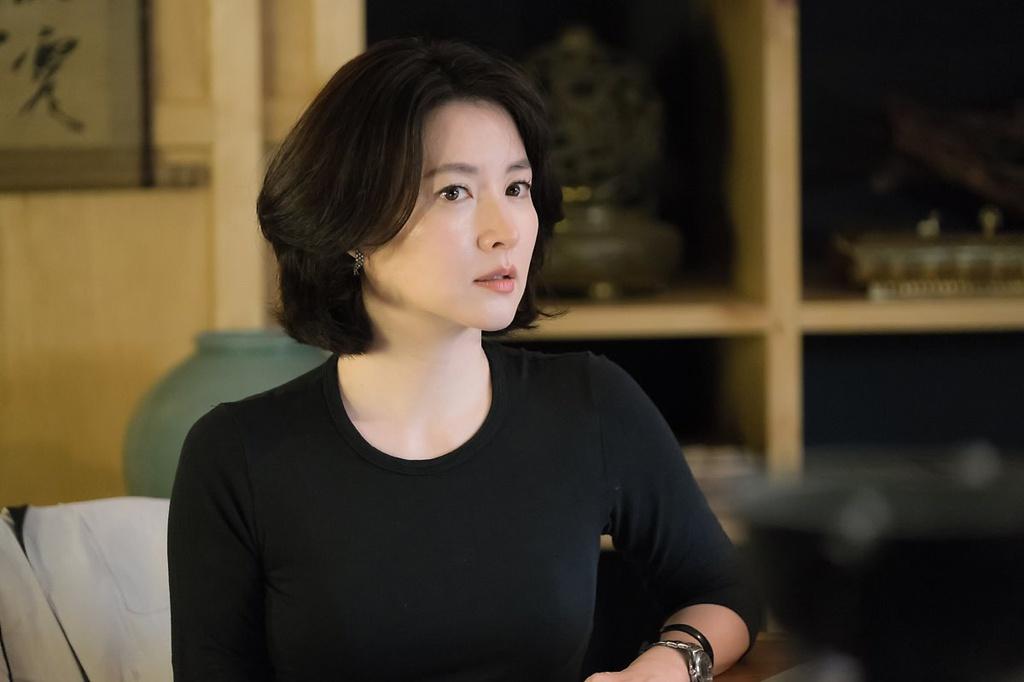 Lee Young Ae là một trong những ngôi sao có cuộc sống viên mãn đáng ngưỡng mộ. Cô kết hôn bí mật với doanh nhân Jung Ho Young năm 2009 tại Mỹ. Kể từ đây, người đẹp dành thời gian vun vén tổ ấm, chăm sóc gia đình và con cái. Không chỉ được yêu mến nhờ tài năng diễn xuất, Lee Young Ae còn khiến nhiều người ngưỡng mộ với tấm lòng nhân hậu. 