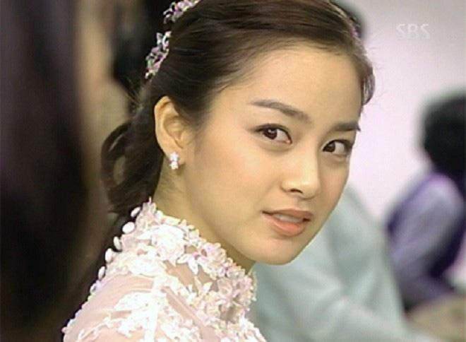 Trong dàn sao nữ hạng A ở xứ kim chi, Kim Tae Hee là một trong những diễn viên ít xuất hiện trên màn ảnh. Người đẹp sinh năm 1980 nổi tiếng sau khi xuất hiện trong Nấc thang lên thiên đường năm 2003. Tuy nhiên sau đó, sự nghiệp của Kim Tae Hee bị nhận xét 