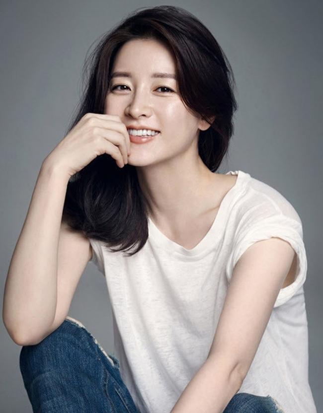 Ở tuổi 49, Lee Young Ae vẫn sở hữu vẻ đẹp trẻ trung đáng ngưỡng mộ. Cô luôn xuất hiện trước truyền thông với hình ảnh tươi tắn, nhiều sức sống. Người hâm mộ cho rằng không phải tự nhiên mà 