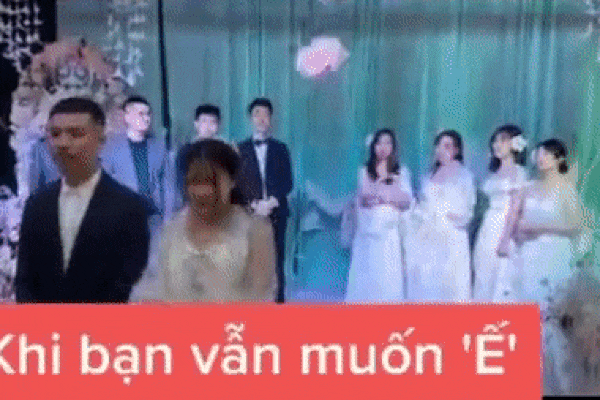 Hội bạn thân của cô dâu gây tranh cãi khi dùng chân 'né' hoa cưới