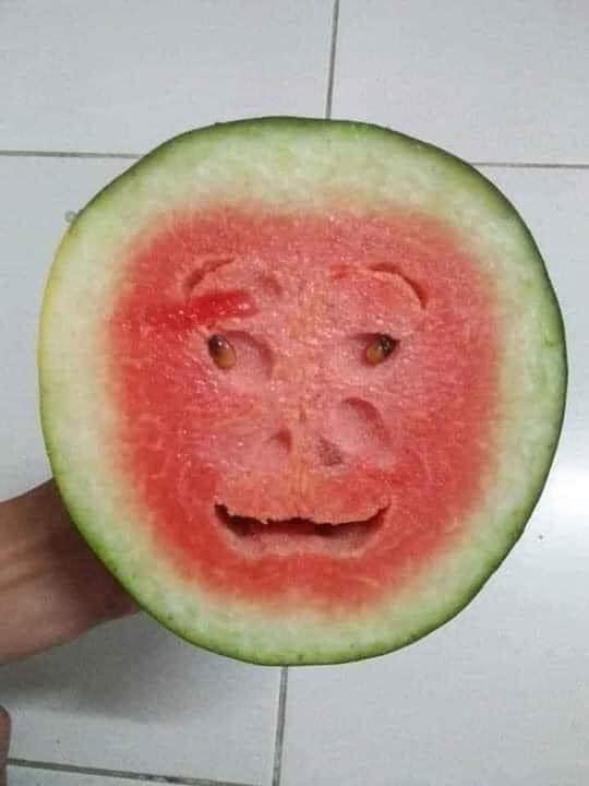 Quả dưa hấu kỳ lạ khi cắt đôi để lộ phần ruột như khuôn mặt người khiến nhiều người kinh ngạc-1