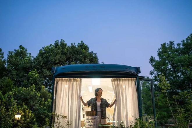 Ngôi nhà nghệ thuật làm lại từ chiếc xe bus bị bỏ hoang-9