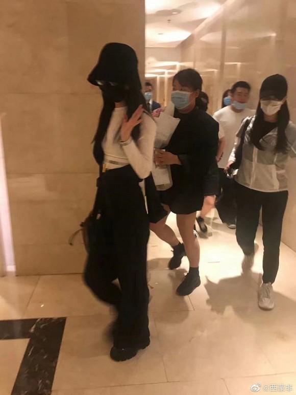 Mặc kín từ đầu đến chân, Triệu Lệ Dĩnh vẫn hút ánh nhìn nhờ cách lên đồ tôn dáng-4