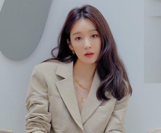 Nữ ca sĩ Hàn gây tranh cãi vì bán chun buộc tóc với giá cắt cổ-1