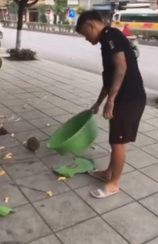 Mang chậu hứng mít chín, ông chú tẽn tò vì toang cả chậu lẫn mít-4